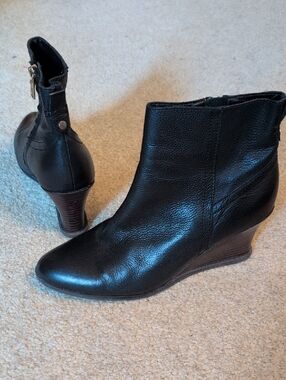 Women's 8.5 Black Leather Wedge Ankle Boots - Sleek Side Zip